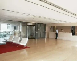 Hall-de-entrada-en-reforma-de-edificio-corporativo-Ericsson en Sabadell