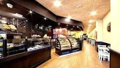 Mobiliario comercial para cafetería boutique en el centro de Málaga